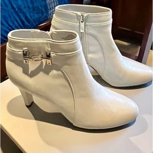 Bandolino white leather 7.5 ankle bootie